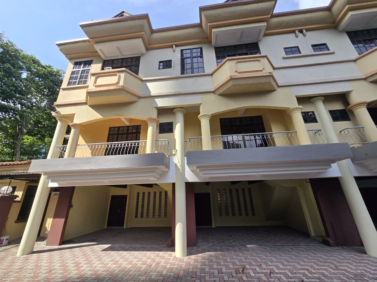 Taman Century, JB Town 3 Storey Detached House β Hartanow